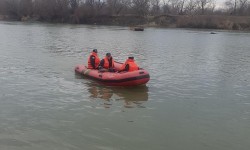 Bărbat căutat pe râul Mureș de către pompieri după ce a căzut din barcă în zona Secusigiu