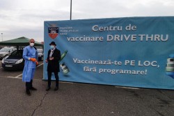 Aproape 600 de arădeni au apelat în primele 4 zile la centrul de vaccinare Drive Thru din Arad