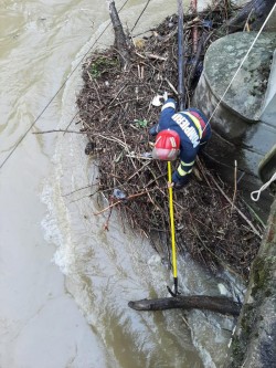Pompierii arădeni au intervenit pe râul Crișul Alb pentru prevenirea inundațiilor