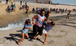 Amestecați printre mexicani sute de romi emigrează clandestin în SUA. Ei declară autorităților americane că au fugit din România datorită rasismului