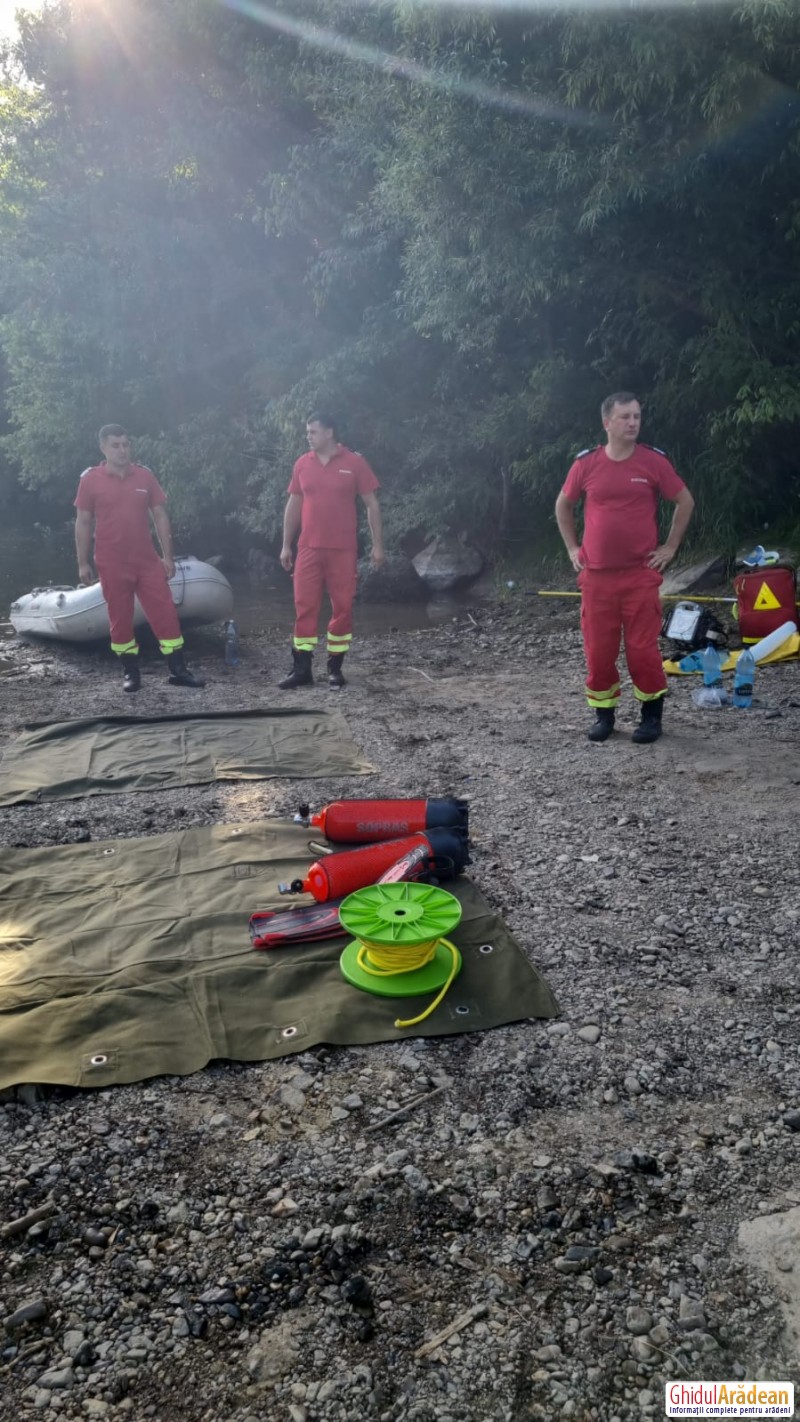 Un tânăr de 23 de ani posibil înecat în apele Crișului Alb. Pompierii din Sebiș au început căutările

 FOTO - 4