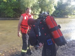 Un tânăr de 23 de ani posibil înecat în apele Crișului Alb. Pompierii din Sebiș au început căutările

