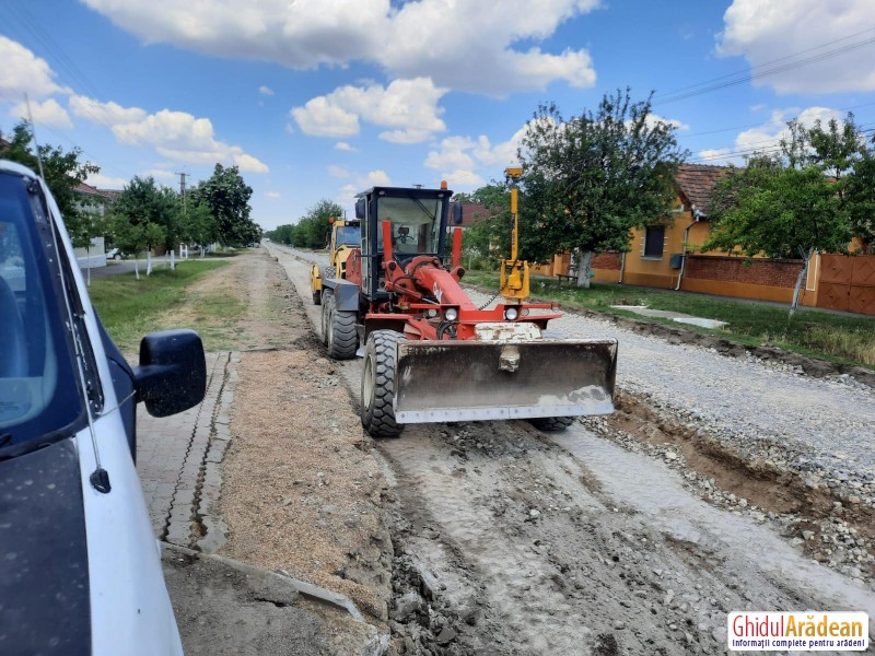 Se lucrează intens pe drumul Arad- Horia- Șiria- Pâncota FOTO - 5