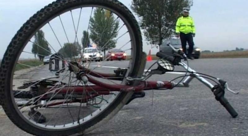 Rupt de beat a lovit un biciclist și a fugit de la fața locului