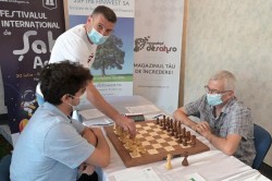 Laszlo Balint, antrenorul UTA-ei, a efectuat mutarea festivă în runda cu numărul șase a Festivalului de Șah – Arad Open

