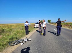 Biciclist spulberat de un autoturism în Șiria. Victima a fost transportată la spital