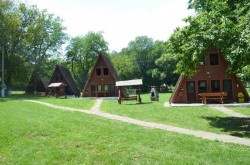 Centru recreațional pentru rromi în incinta taberei de la Căsoaia