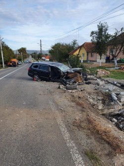 O tânără din Bocsig a intrat cu mașina într-un stâlp. Impactul s-a soldat cu doi răniți

