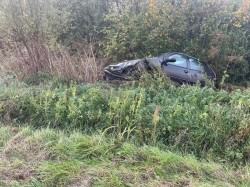 O șoferiță de 20 de ani din Secusigiu s-a rănit după ce a intrat cu mașina în șanț