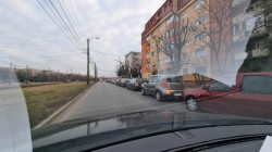 Pentru că n-au vrut să stea la coadă, doi tineri din Lipova au furat motorină dintr-un buldozer

