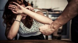 Violențe domestice de nedescris în ultimul weekend. Soții bătute, amenințate cu moartea, incendiere și alte grozăvii

