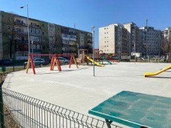 Pentru protecția copiilor, toate locurile de joacă din Arad vor fi prevăzute cu pardoseală cauciucată de tip tartan

