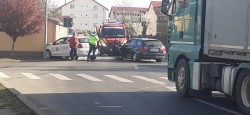 O mașină de școală de șoferi s-a ciocnit cu un BMW în Sânicolau Mic

