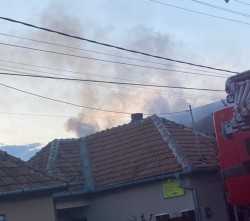 O casă a luat foc pe strada Lăcrămioarelor din Bujac. Pompierii intervin în forță