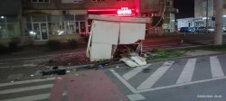 Tânără și fără experiență la volan a distrus un chioșc de ziare și a dărâmat un semafor la Lebăda