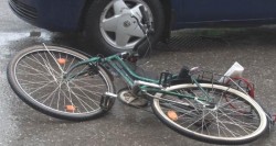 Biciclist beat a creat haos pe strada Mihail Kogălniceanu. 2 mașini avariate și biciclistul rănit