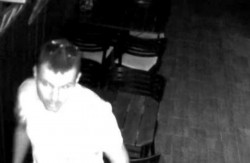 Doi tineri inconștienți au furat sticle de băuturi alcoolice dintr-un bar din centrul Aradului fără să știe că-s filmați