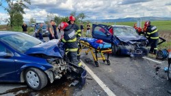 Grav accident rutier cu 3 victime, dintre care una încarcerată, la iesirea din Horia spre Șiria. 3 autoturisme implicate. Circulația a fost oprită

