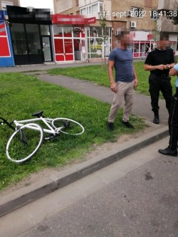 Un biciclist a ignorat prezența polițistului și a șifonat o mașină care i-a tăiat calea