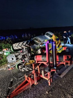 Accident la Semlac între un tractor cu remorcă ”pilotat” de un bătrân de 76 de ani fără permis și un autoturism
	
