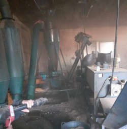 Intervenția promptă a pompierilor a salvat de la distrugere o hală de producție a unei fabrici de peleți din Sebiș