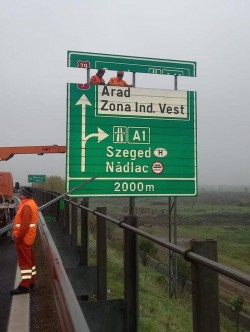 În urma criticilor apărute în presă drumarii repară indicatoarele distruse de pe autostrada A1 din zona Aradului