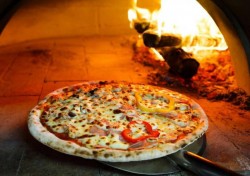 Azi pizza nu trebuie să lipsească din meniul zilei. 9 februarie – Ziua Internațională a Pizzei

