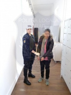 Tânără hoață din Zalău, condamnată la închisoare, depistată la Arad de polițiștii locali