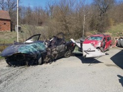 Opriți măcelul! Doi șoferi, în vârstă de 87 și 77 de ani, au murit după ce s-au izbit violent în Bârzava 
