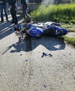 Un motociclist a ieșit șifonat rău în urma impactului cu un autoturism pe Bulevardul Revoluției din Arad
