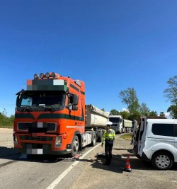 
8 autovehicule imobilizate în județul Arad în urma unei acțiuni privind legalitatea transporturilor de mărfuri

