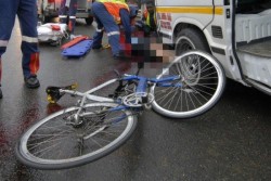 Biciclistă accidentată de un camion în Șimand. Victima a fost transportată la spital
