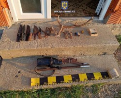 Arsenal de arme și cartușe confecționate artizanal descoperite la Agrișu Mare. Un tânăr de 24 de ore a fost reținut 

