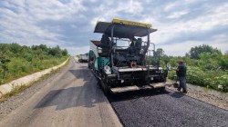 Se toarnă primul strat de asfalt pe drumul județean Dieci-Dezna 