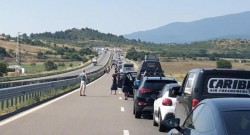 Românii se topesc la intrarea în Grecia. Coadă de mașini de 7 kilometri în vama de la Makaza 