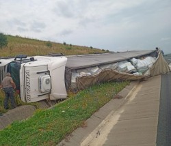 Un TIR s-a răsturnat pe autostradă în apropiere de Lugoj. Traficul este restricționat până la ora 15.00
