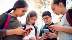 UNESCO cere interzicerea telefoanelor în școli