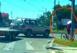 Șofer agresiv încurcat de un biciclist care se deplasa “prea încet” pe pista de biciclete