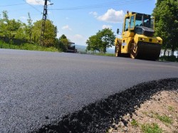Un nou contract pentru modernizarea drumurilor din comuna Hălmagiu a fost semnat