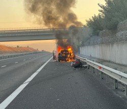 Un autoturism a luat foc pe autostrada Nădlac – Sibiu. Traficul a fost restricționat