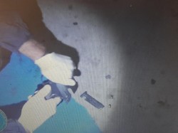 Pistol găsit de jandarmii arădeni într-o mașină parcată la subsolul unui mall. Proprietarul autoturismului a spus că arma nu îi aparține și se gândea să o arunce

