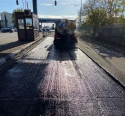 Se toarnă asfalt nou la vama Vărșand. Mai multe lucrări de reparații pe drumurile naționale din județul Arad