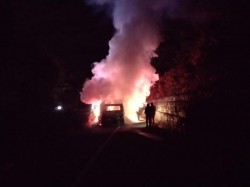 O camionetă încărcată cu lemne a ars ca o torță țntre Julița și Slatina de Mureș. Șoferul s-a autoevacuat