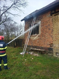 Moarte cruntă pentru un bărbat din Almaș găsit carbonizat în propria-i casă în urma unui incendiu