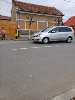 Adolescentă lovită de o mașină condusă de un pensionar pe strada Șezătorii din Arad