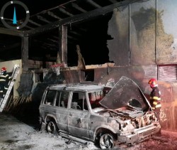 Autoturism făcut scrum în Labașinț sâmbătă noaptea. Încendiul s-a extins și la o hală din vecinătate