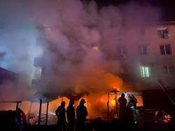 Proprietara magaziei care a luat foc luni noaptea pe strada Cocorilor din Arad dezminte cauzele producerii incendiului publicate în presă

