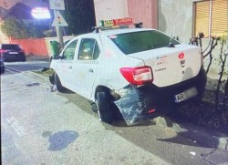 Un accident făcut ”uitat” de Poliție. Un taximetru parcat a fost șifonat rău în miez de noapte de un Mercedes în stația Miorița din Micălaca
