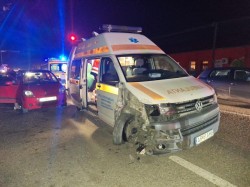 Ambulanță în misiune implicată într-un accident la Pâncota