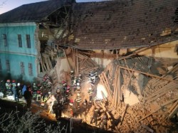 O parte a clădirii unui internat din Odorheiu Secuiesc s-a prăbușit. 4 minori au fost surprinși sub dărâmături. Un băiat de 17 ani a murit